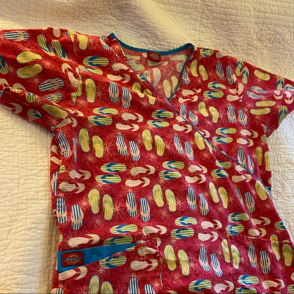 Dickies Flip Flop pattern scrub top